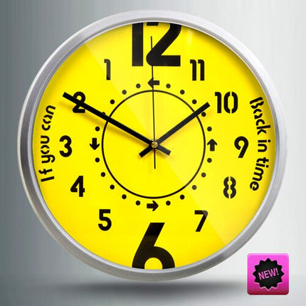 Originele achteruitlopende design wandklok