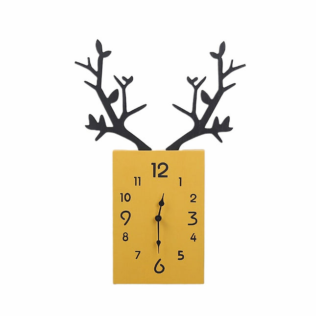 Design wandklok met houten hertengewei