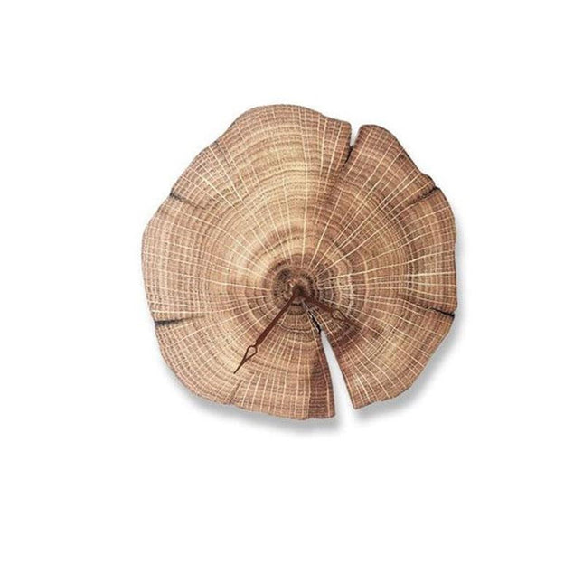 Rustieke wandklok gemaakt van boomstam