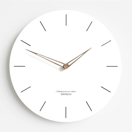 Moderne witte wandklok houten wijzers