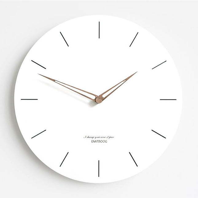 Moderne witte wandklok houten wijzers