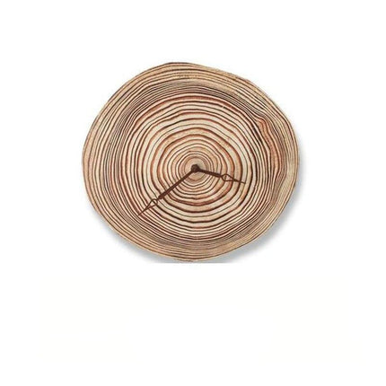 Rustieke wandklok gemaakt van boomstam