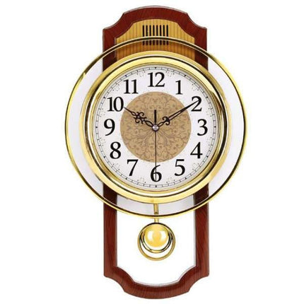 Klassieke goudkleurige wandklok met slinger