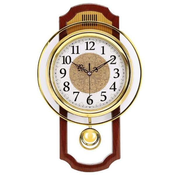 Klassieke goudkleurige wandklok met slinger