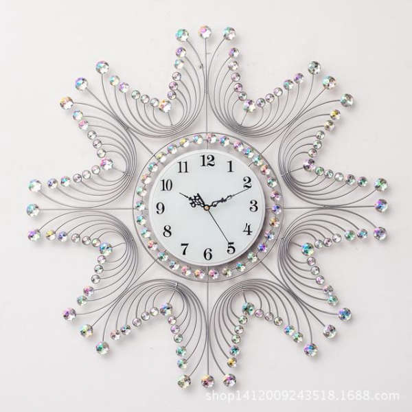 Grote smeedijzeren wandklok decoratief design