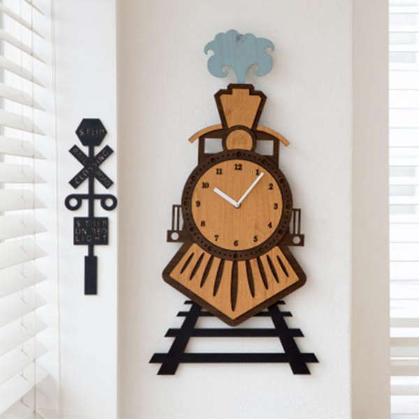 Grote houten wandklok trein design