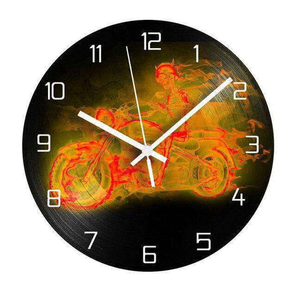 Stoere wandklok motor met vlammen