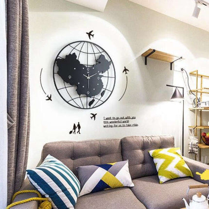 Grote wandklok met wereldbol design