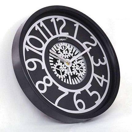 Minimalistische wandklok met zichtbare tandwielen