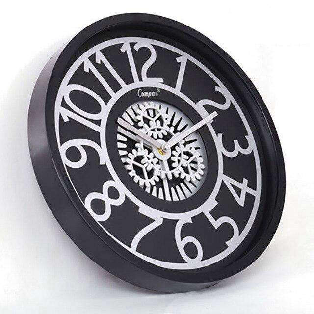 Minimalistische wandklok met zichtbare tandwielen
