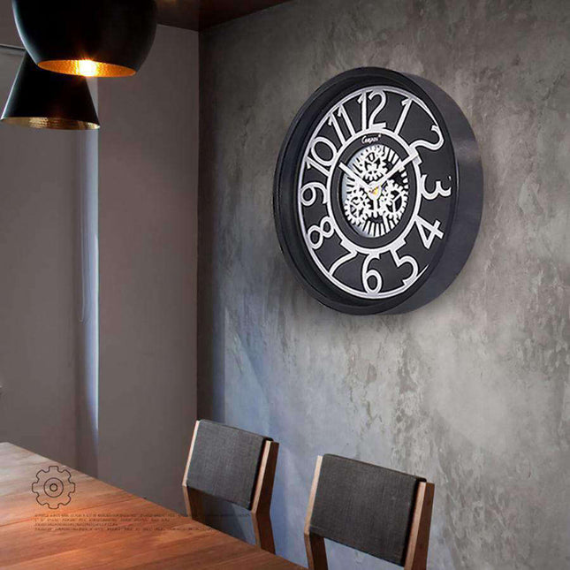 Minimalistische wandklok met zichtbare tandwielen