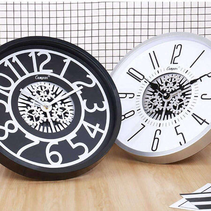 Minimalistische wandklok met zichtbare tandwielen