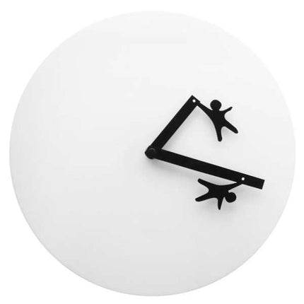 Minimalistische designklok met hangende poppetjes