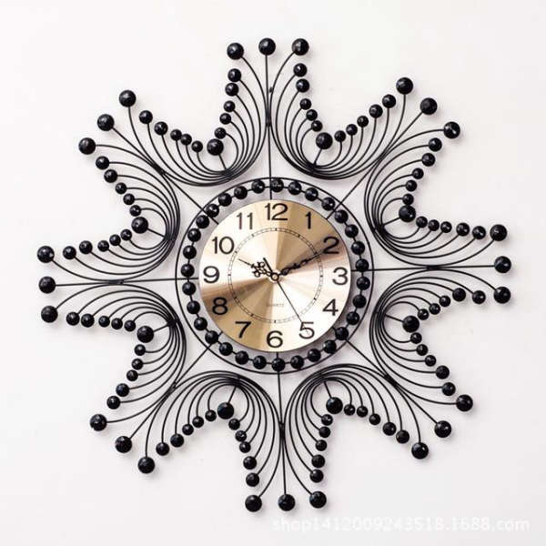Grote smeedijzeren wandklok decoratief design