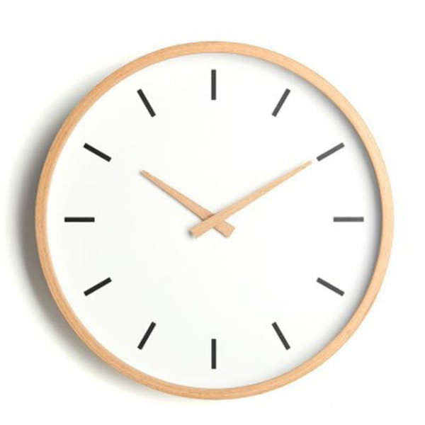 Scandinavische wandklok met houten rand