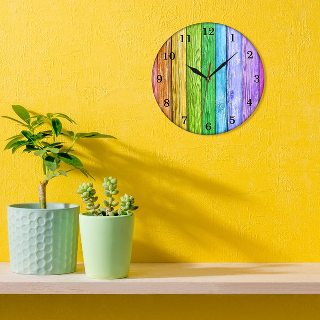 Kleurrijke wandklok met regenboog houtlook