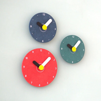 Moderne houten klok met grote wijzers