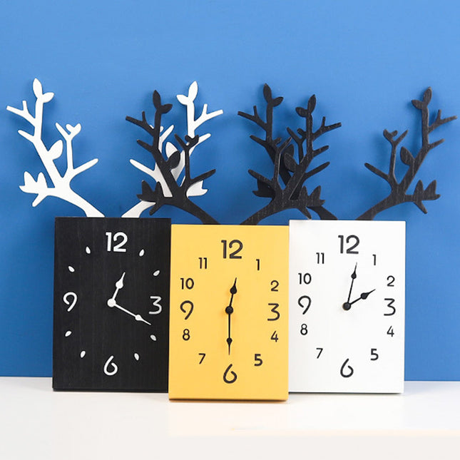 Design wandklok met houten hertengewei