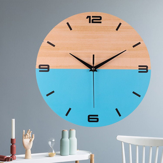Moderne houten wandklok met blauw