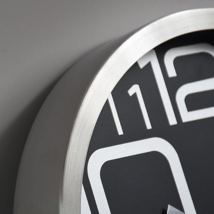 Eenvoudige wandklok met metalen rand