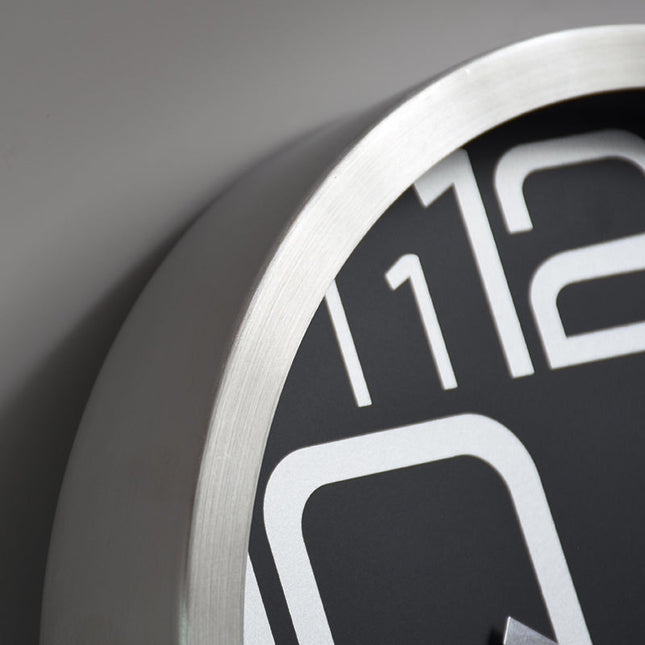 Eenvoudige wandklok met metalen rand