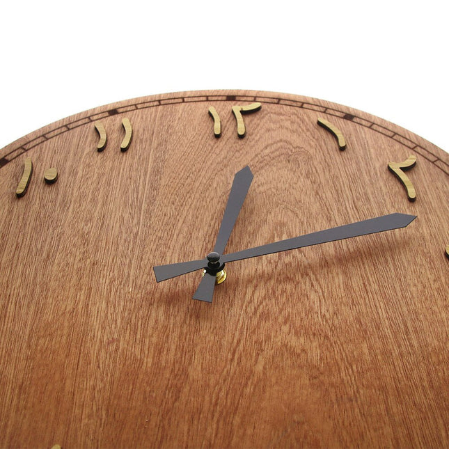 Houten wandklok met Arabische cijfers
