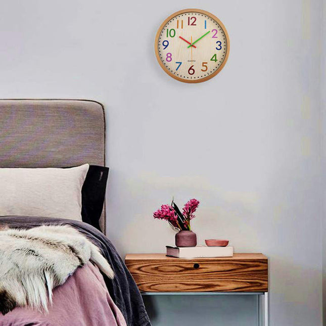 Kinderklok met gekleurde cijfers leren klokkijken