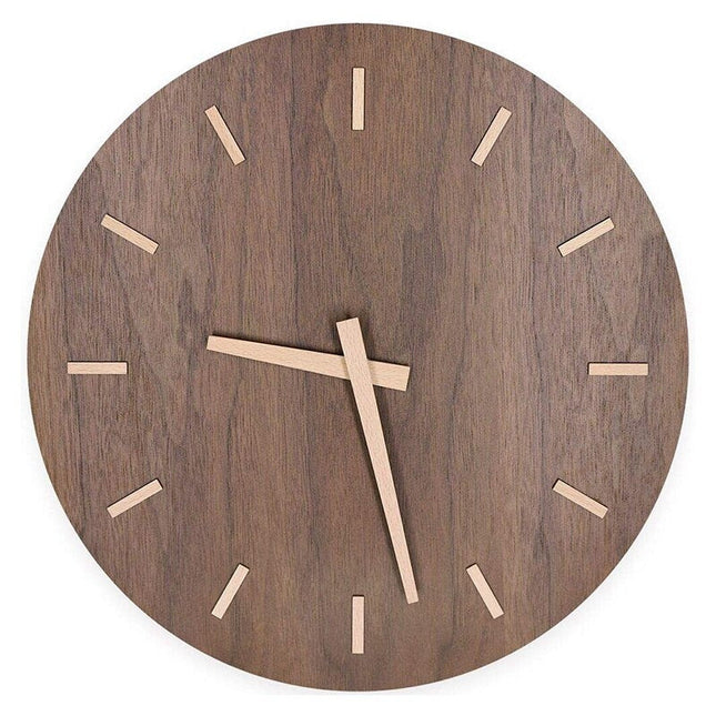 Stille minimalistische wandklok van hout