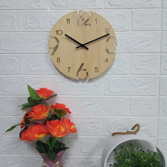 Moderne houten klok met grote cijfers