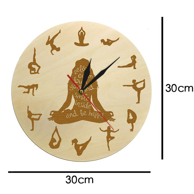 Houten wandklok met yoga posities