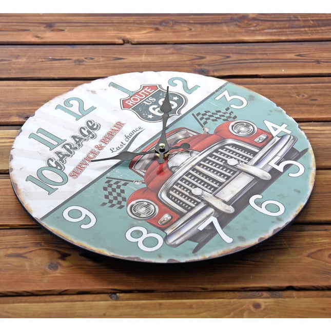 Vintage wandklok met rode auto