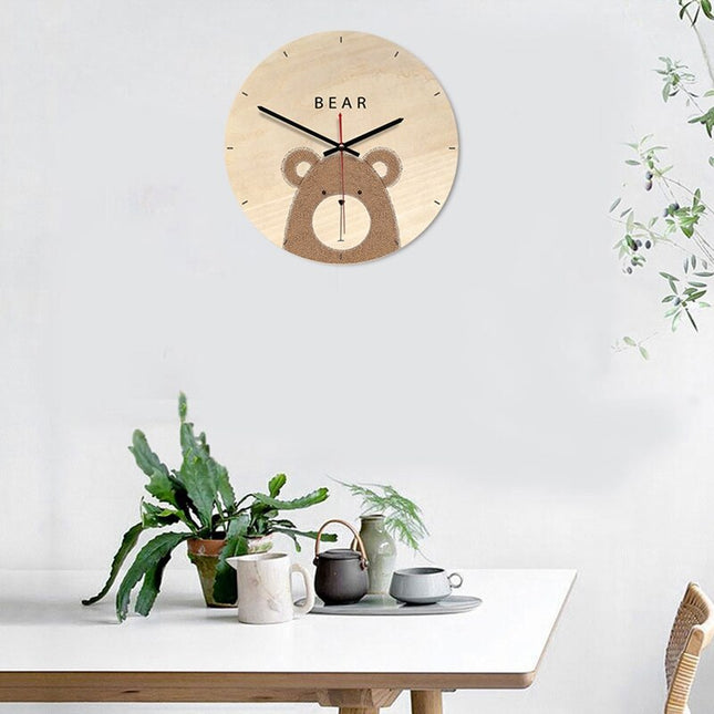 Houten wandklok met beer voor kinderkamer