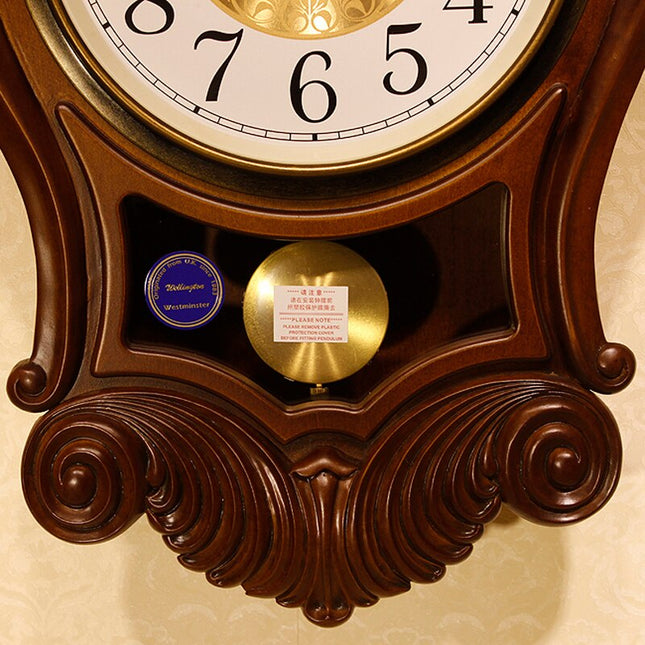 Klassieke houten wandklok met slinger