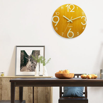 Houten wandklok die oplicht in donker