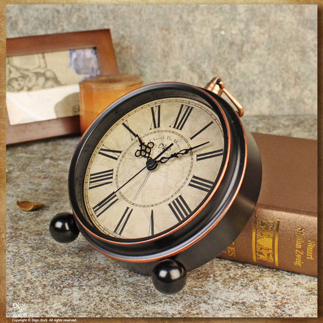 Vintage goudkleurige wekker met bel