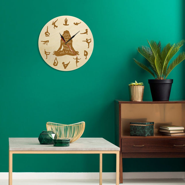 Houten wandklok met yoga posities