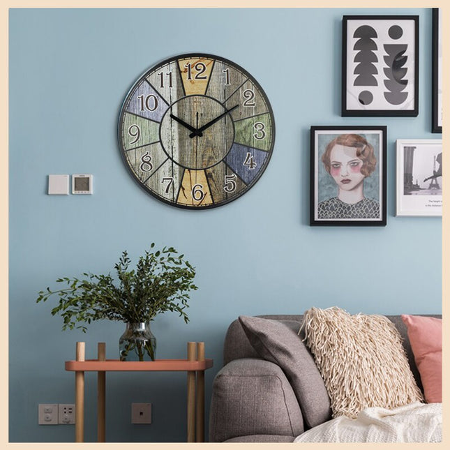 Vintage wandklok met rustieke houtlook