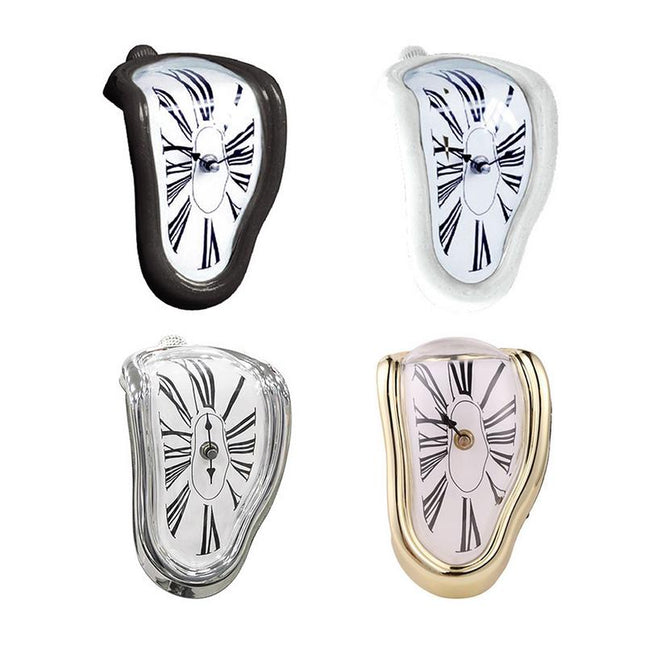 Gesmolten klok voor op een plank