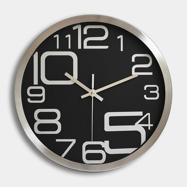 Eenvoudige wandklok met metalen rand
