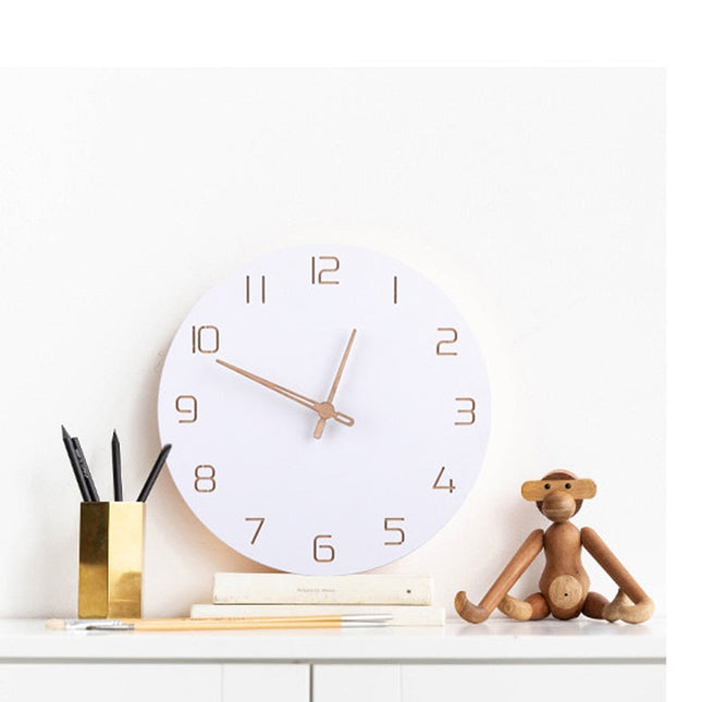 Witte design wandklok met houten cijfers