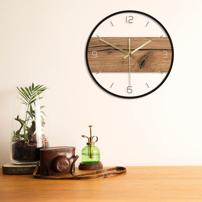Moderne wandklok van hout en glas