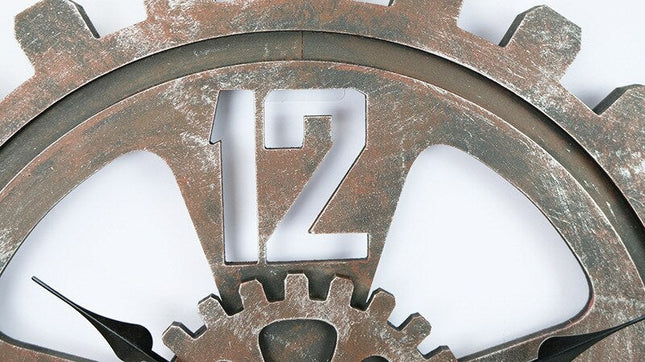 Grote wandklok industrieel in tandwielvorm