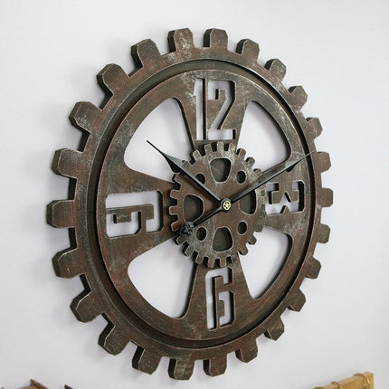 Grote wandklok industrieel in tandwielvorm