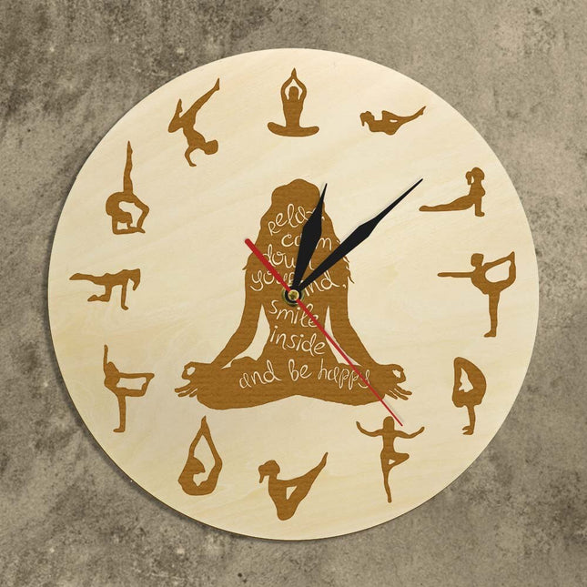 Houten wandklok met yoga posities