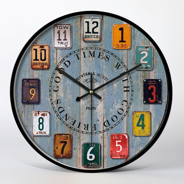 Industriële wandklok met nummerplaat design