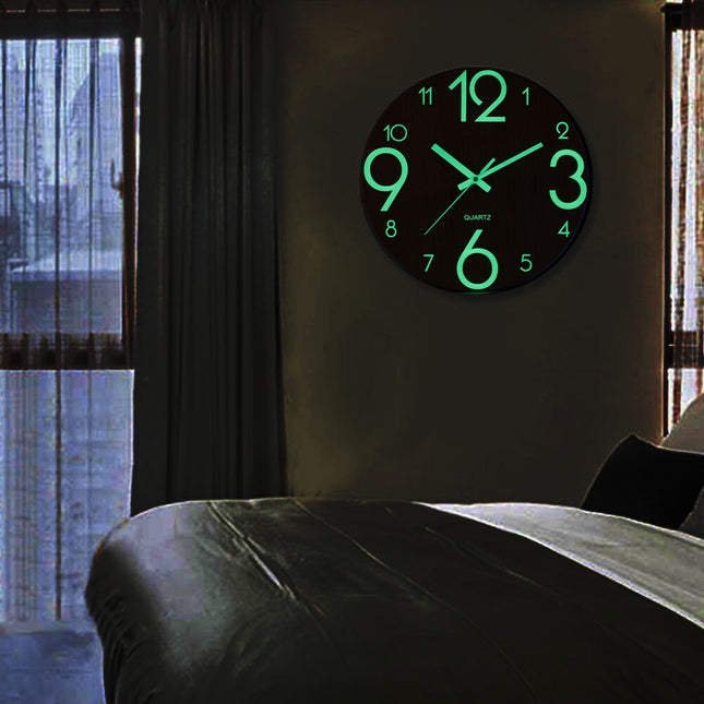 Houten wandklok die oplicht in donker