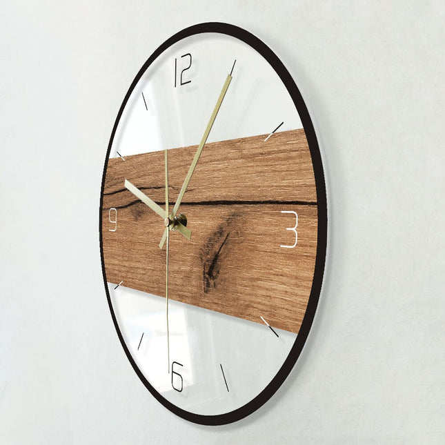 Moderne wandklok van hout en glas