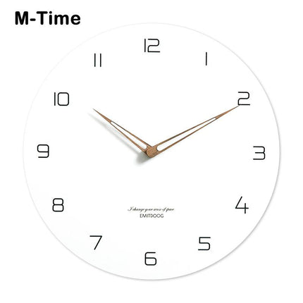 Moderne witte wandklok houten wijzers