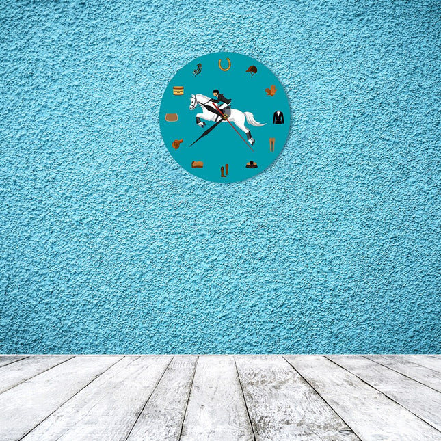 Blauwe wandklok met paardensport thema