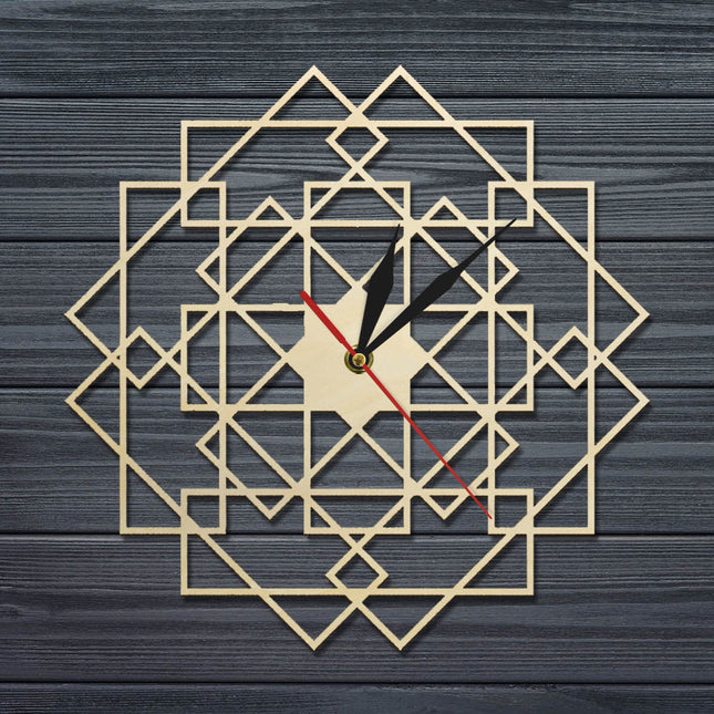 Geometrische houten wandklok opengewerkt design